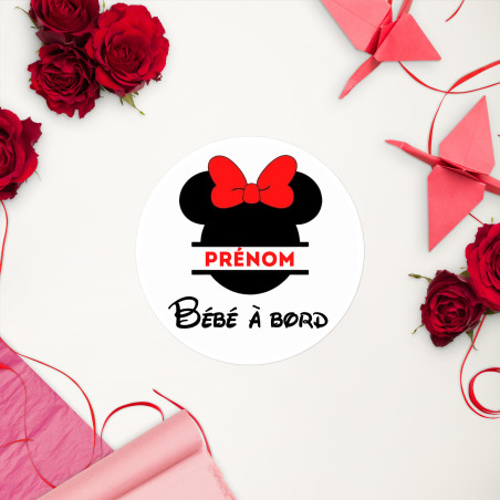 Autocollant Bébé à bord personnalisé Mickey & Minnie – Prénom (14x14 cm)